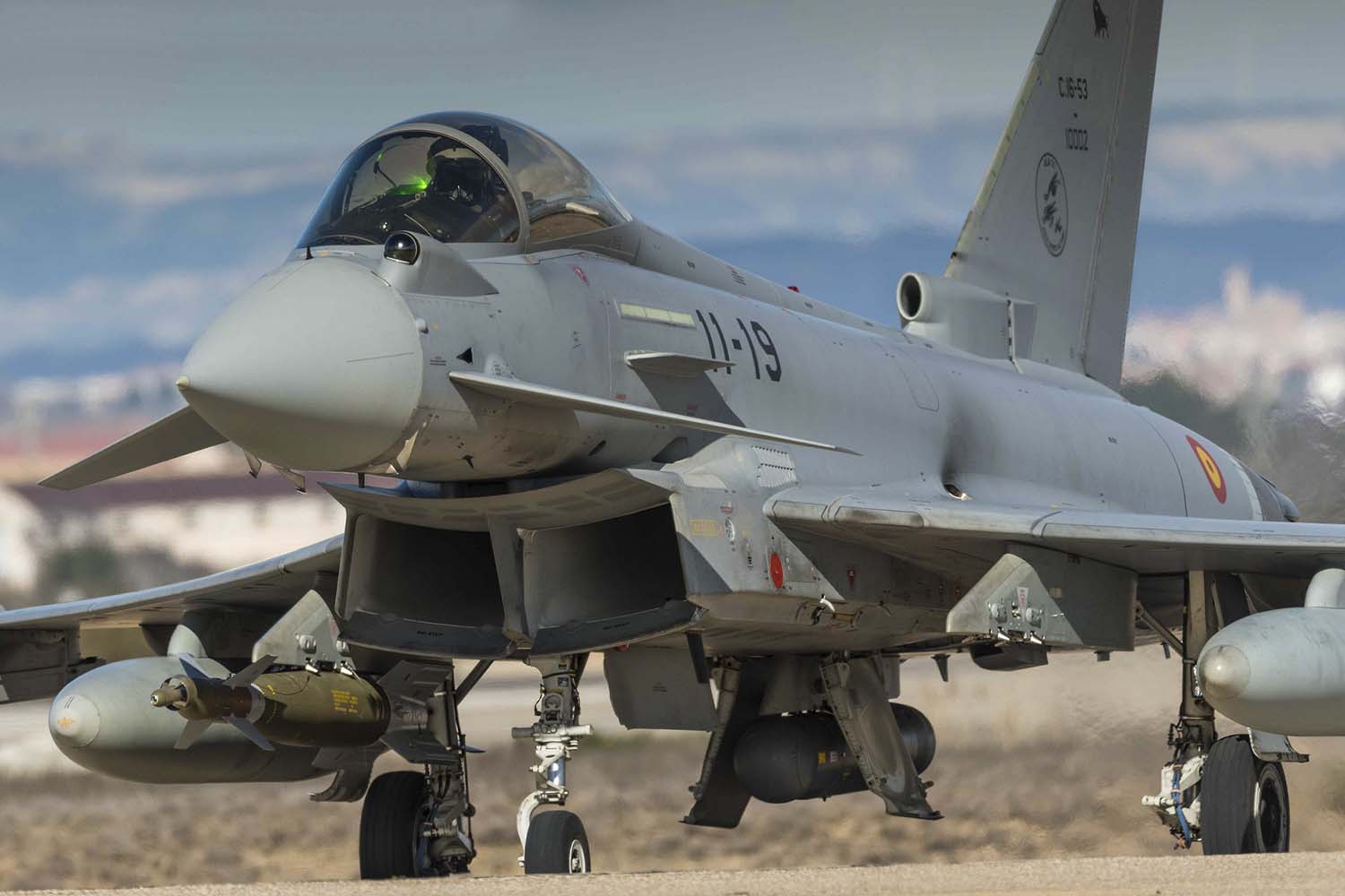 Eurofighter del Ejército del Aire con una bomba inteligente Paveway de guiado laser.