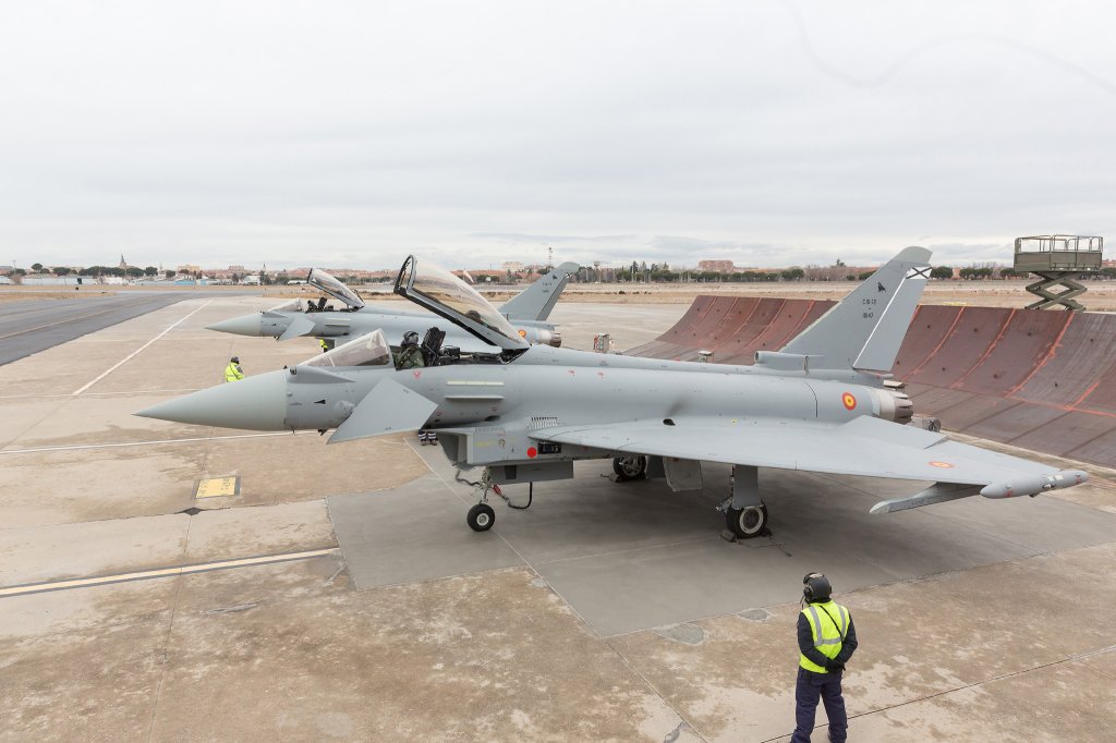 Los Eurofighter C16-72/10147 y C16-73/10155 en la plataforma de Airbus en Getafe, donde está la cadena de montaje española.