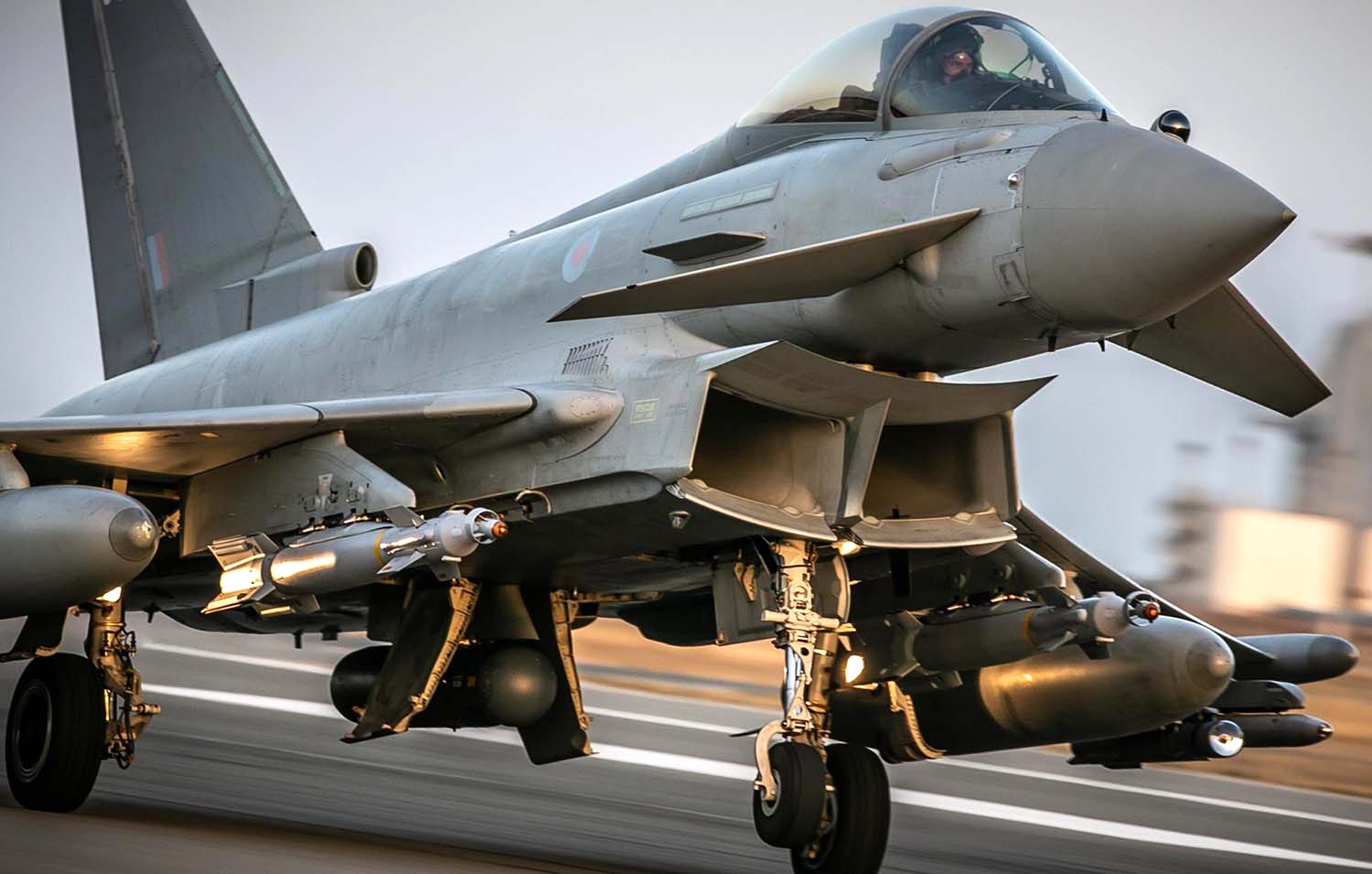 El sistema Soomnet será inicialmente un pod como el Litening que lleva este Eurofighter bajo el fuselaje, antes de evolucionar a un IRST como el del Eurofighter, situado frente a la cabina del piloto.
