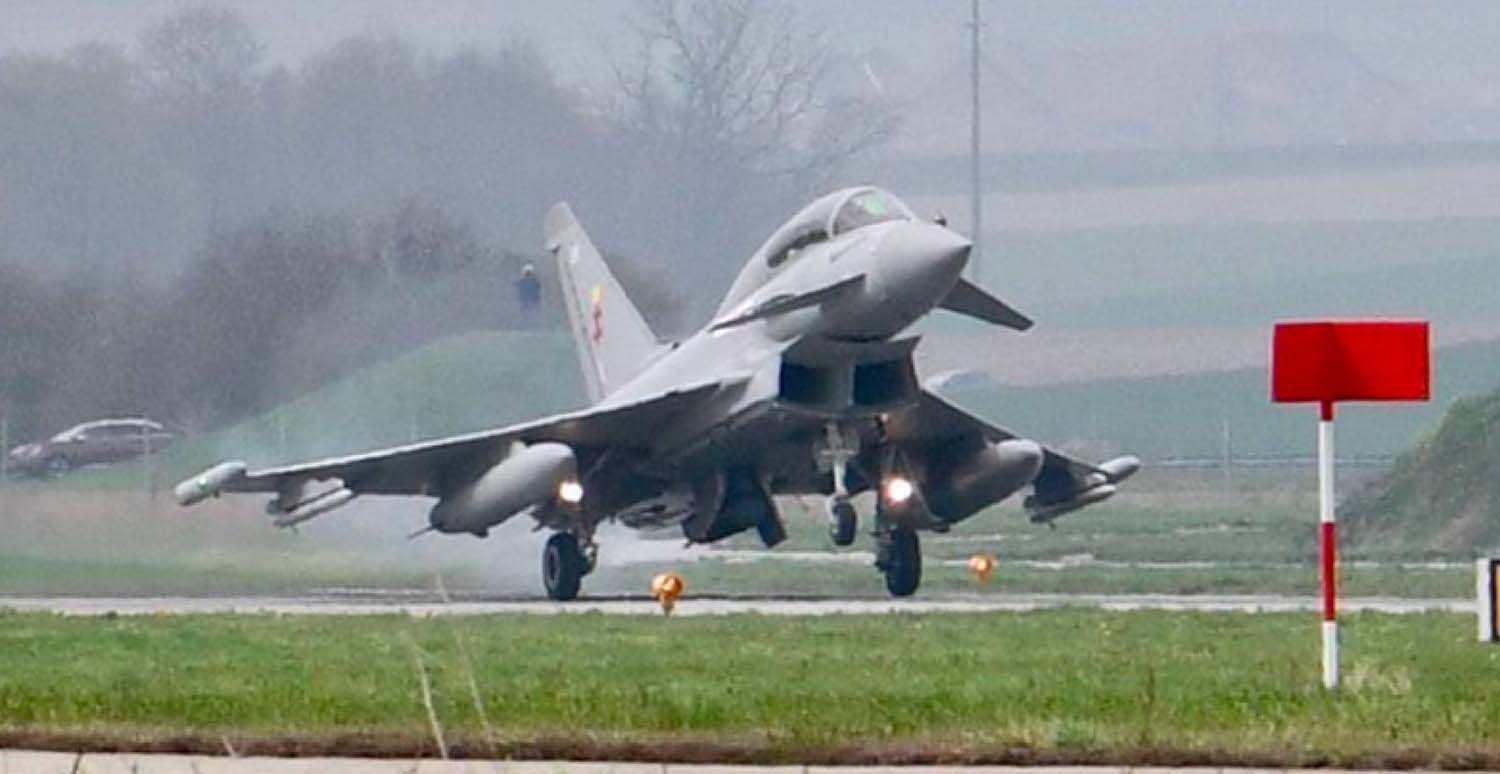 La RAF cedió tres de sus Eurofighter para la evaluación del modelo por Suiza en la base aérea de Payerne.