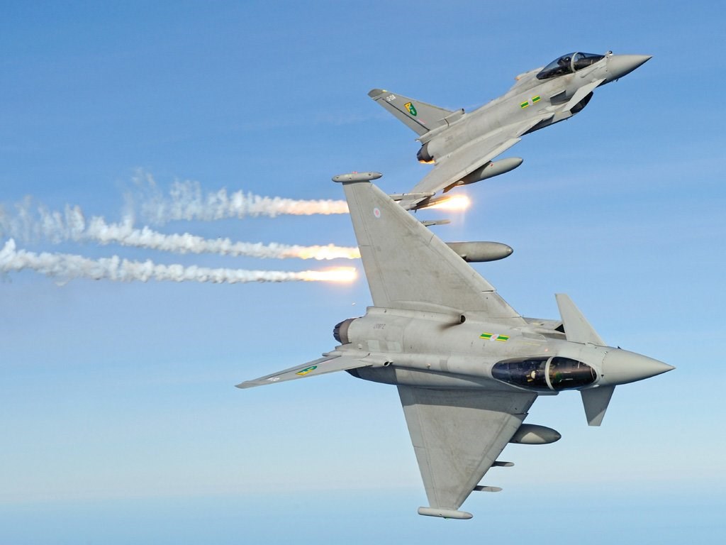 Los lanzadores de bengalas son solo una parte del sistema de defensa del Eurofighter, Los pods de punta de ala albergan equipos de contramedidas electronicas y un señuelo remolcable para atraer a los misiles enemigos.