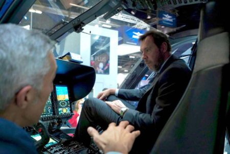 Óscar Puente, Ministro de Transportes y Movilidad Sostenible durante su visita a European Rotors.