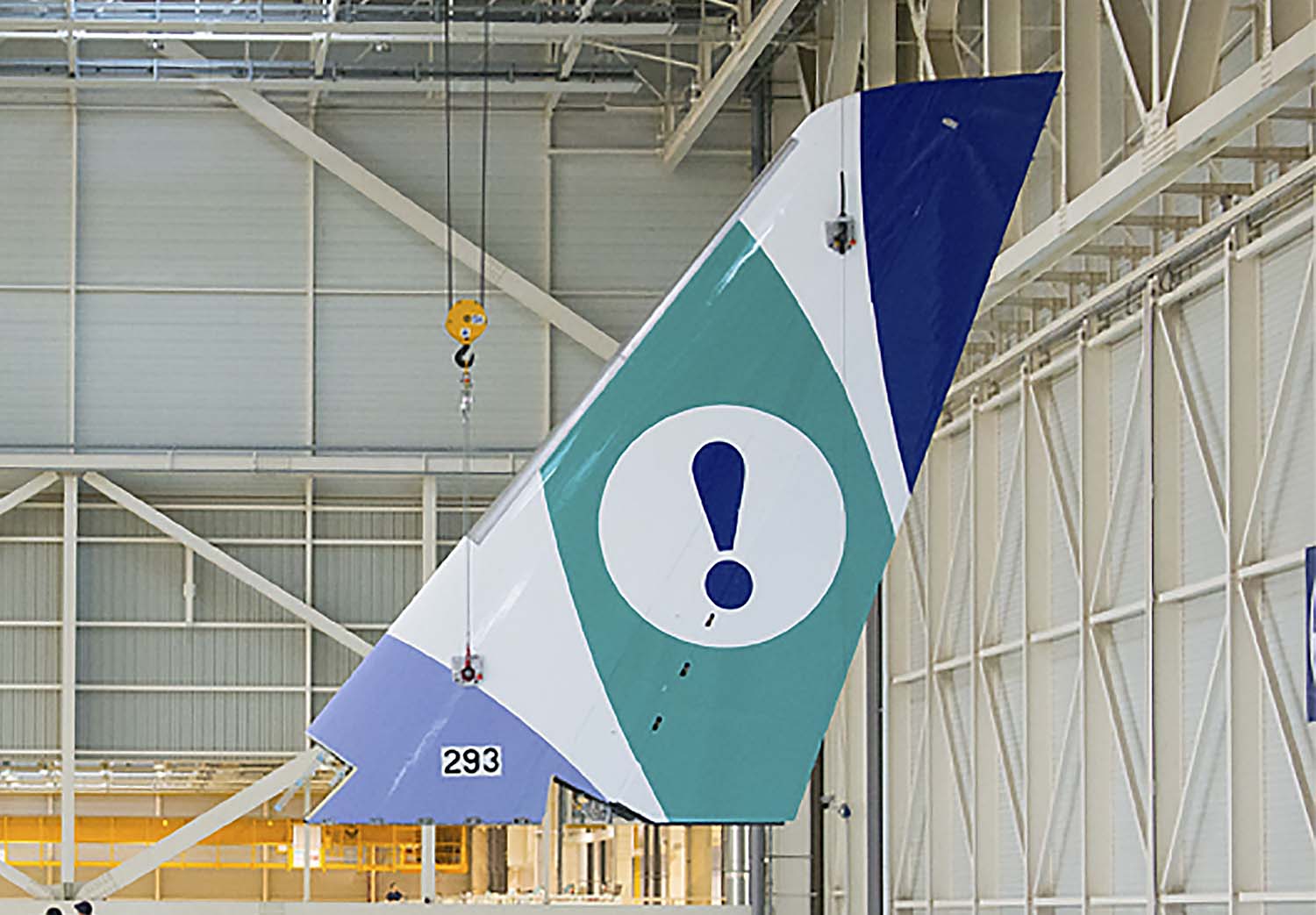 La deriva vertical del primer 350-900 de Evelop instantes antes de ser unida al fuselaje en la cadena de montaje.