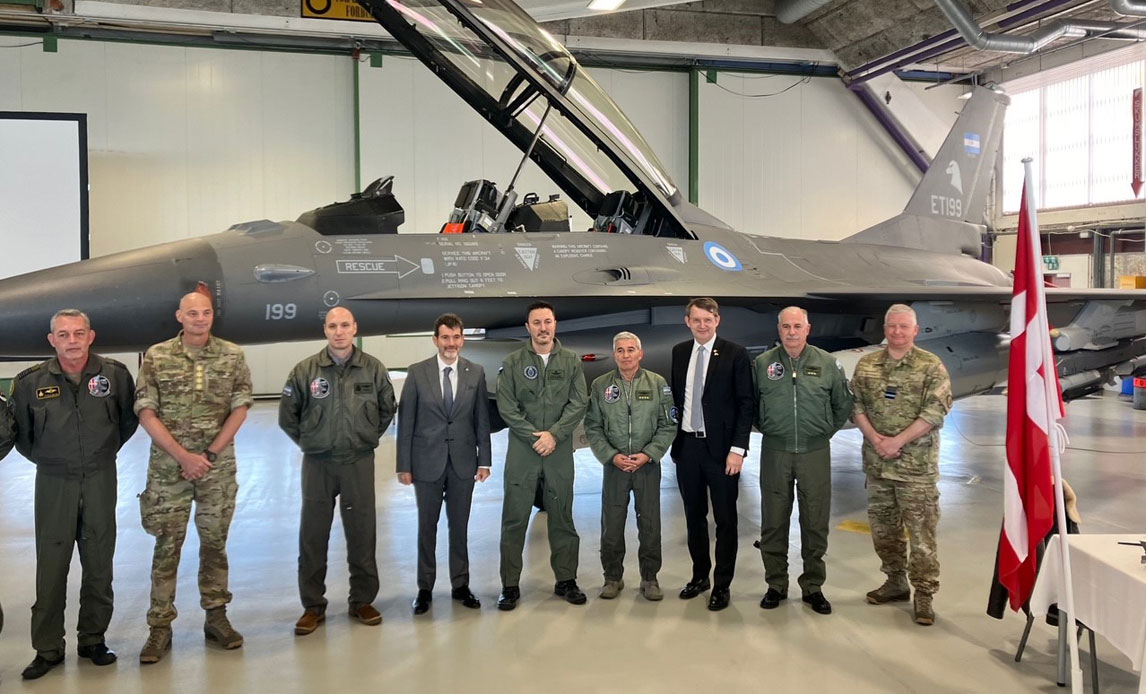 Foto de familia junto al F-16 danés decorado con los emblemas argentinos.