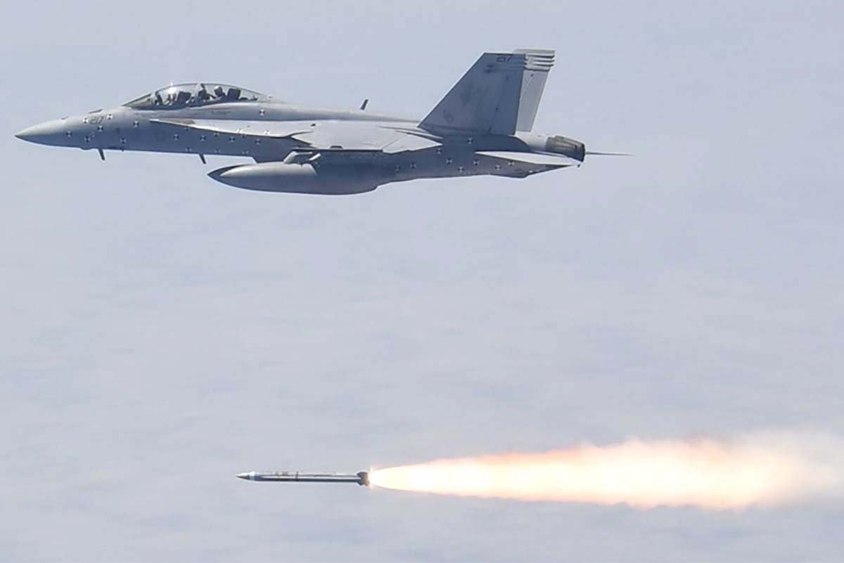 Lanzamiento de un AGM-88G AARGM-ER desde un F-18F durante las pruebas.