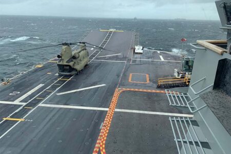 Boeing CH-47F de FAMET en la cubierta del LHD Juan Carlos I de la Armada.