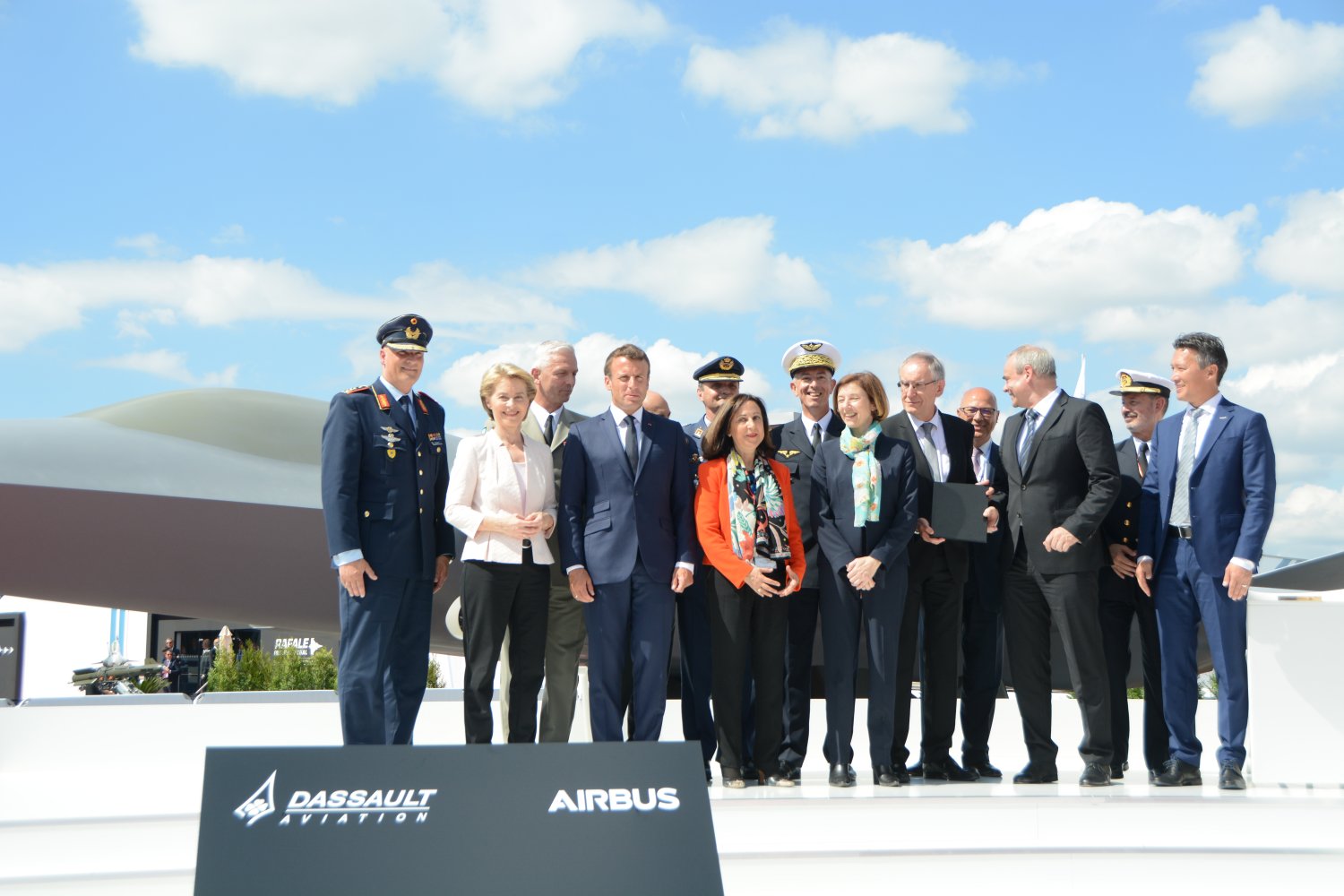 Foto de familia en el salón de Le Bourget tras la firma del acuerdo del FCAS con la particiapción de la ministra española de Defensa.