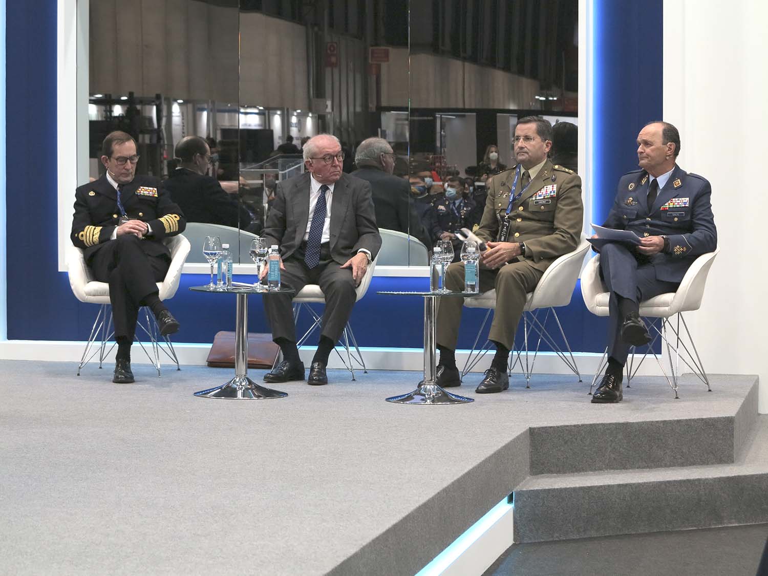 Los tres jefes de Estado Mayor con el ex ministro Eduardo Serra durante el panel en que han intervenido en FEINDEF.