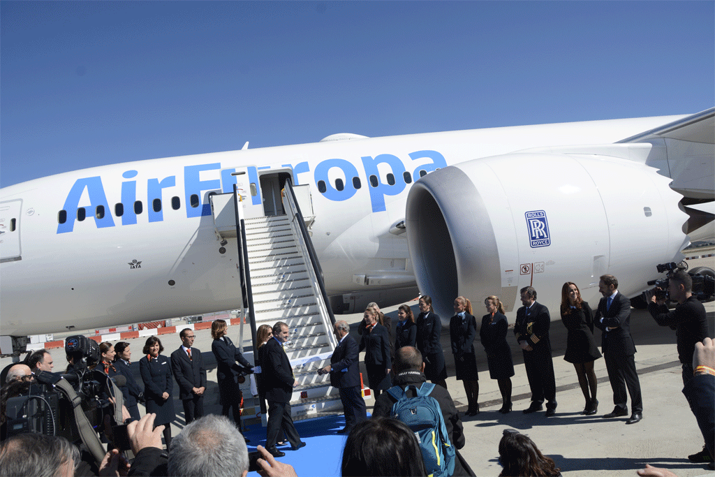 Juan José y Mª José Hidalgo cortan la cinta en la presentación del primer Dreamliner de Air Europa.