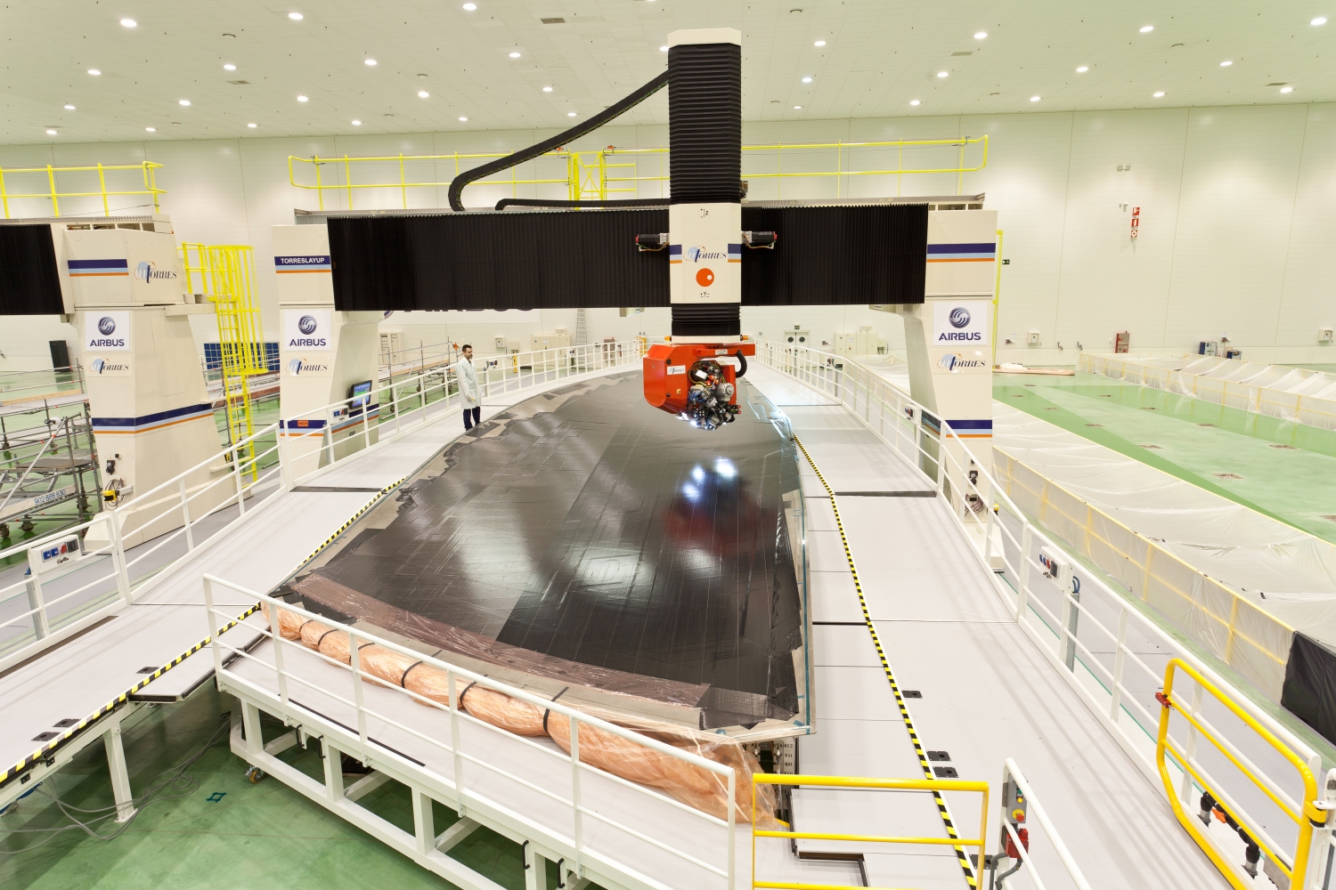 Producción de la cubierta inferior del ala del A350 en la factoría de Airbus en Illescas.