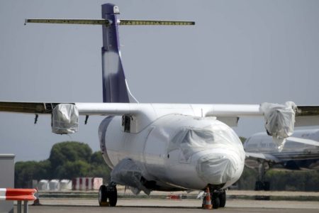 El ATR 72 EI-FXE de Fedex / ASL Airlines en Barajas ya con diversos elementos desmontados antes de pasar a manos de los bomberos.