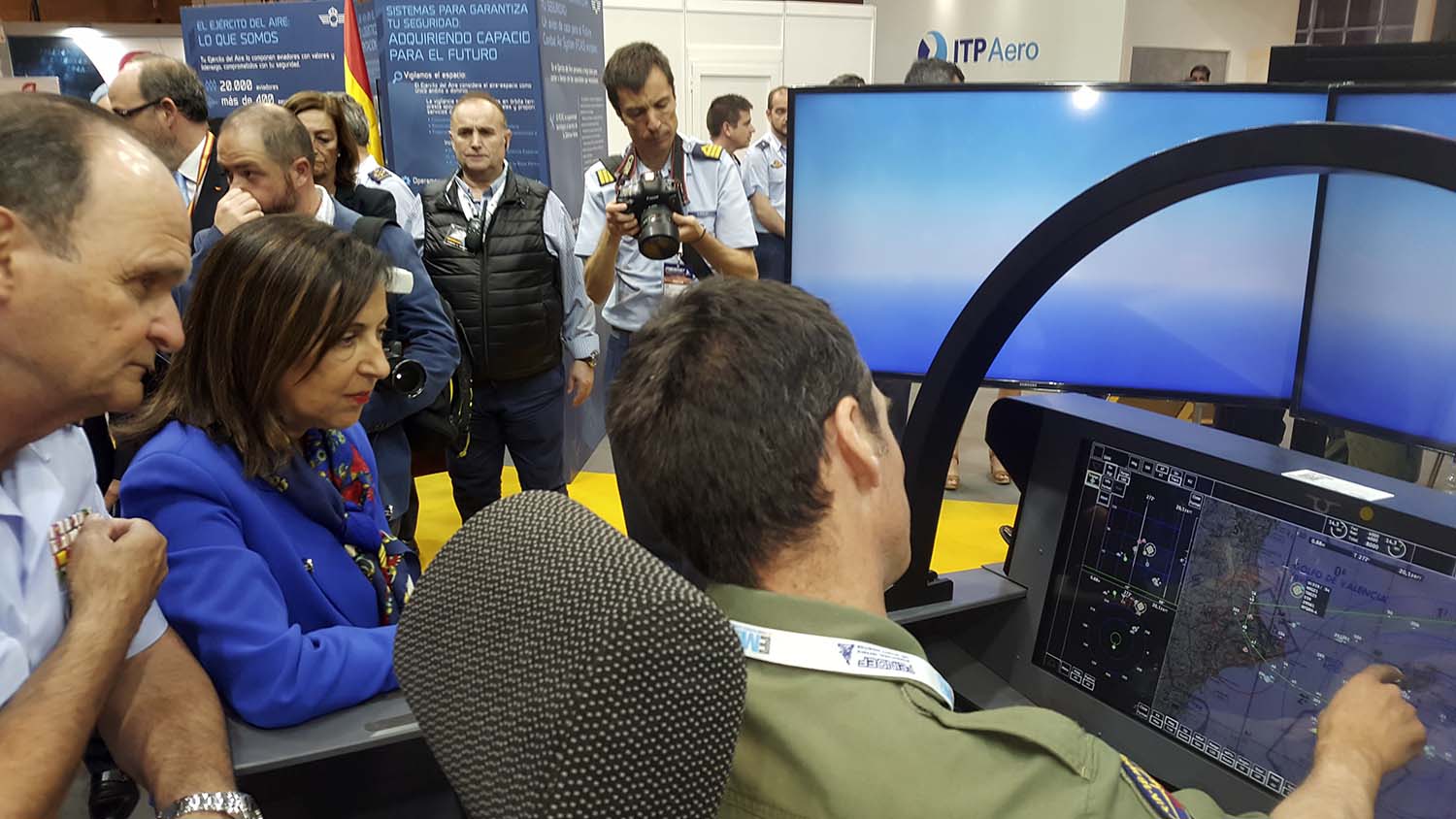 Visita de la ministra de Defensa a la primera edición de FEINDEF en 2019.