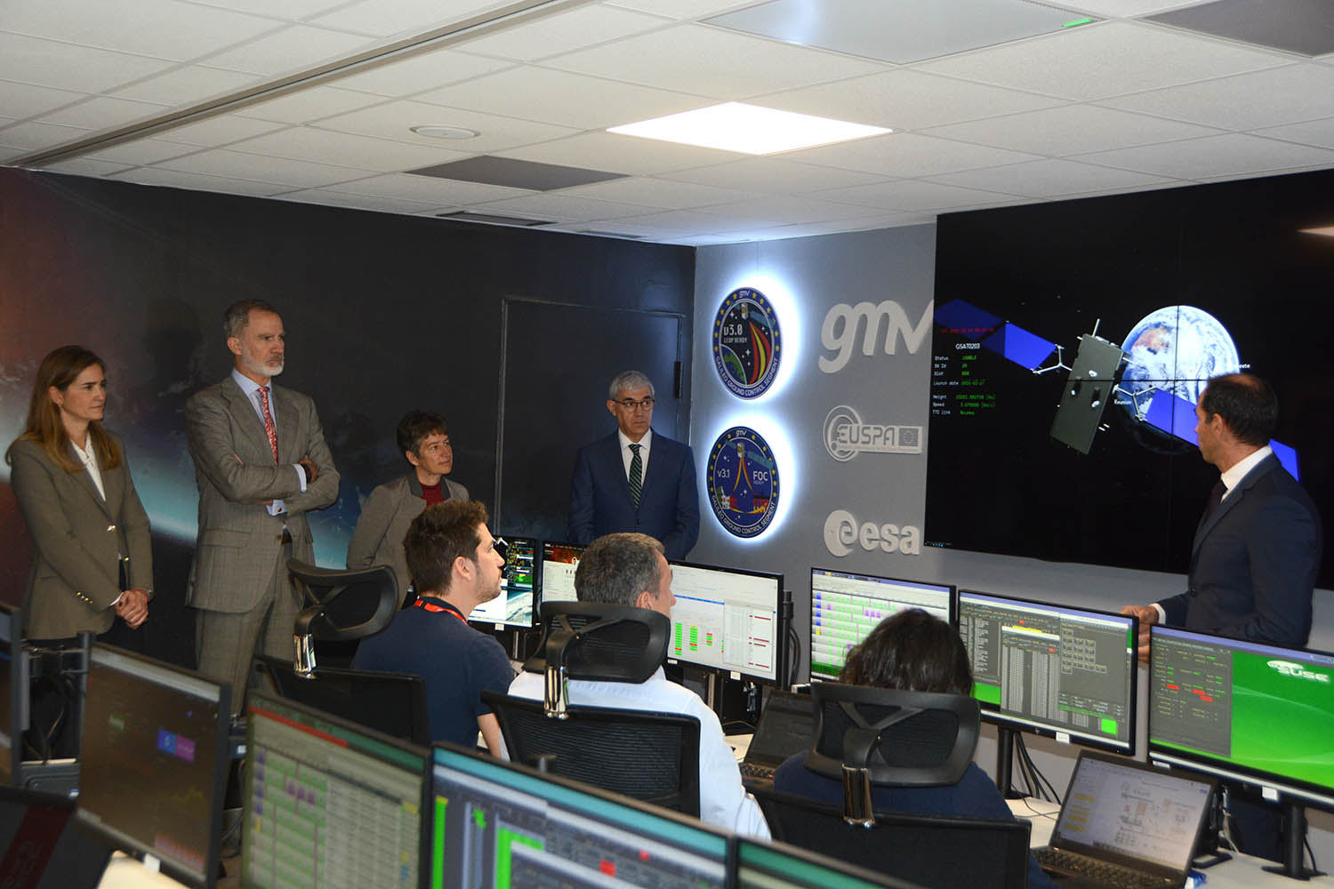 Felipe VI en la sala de control de Galileo en las instalaciones de GMV.