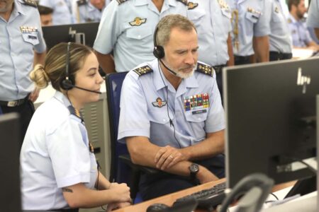 Durante la visita, Felipe VI conversó con el piloto de un F/A-18 en vuelo de entrenamiento.