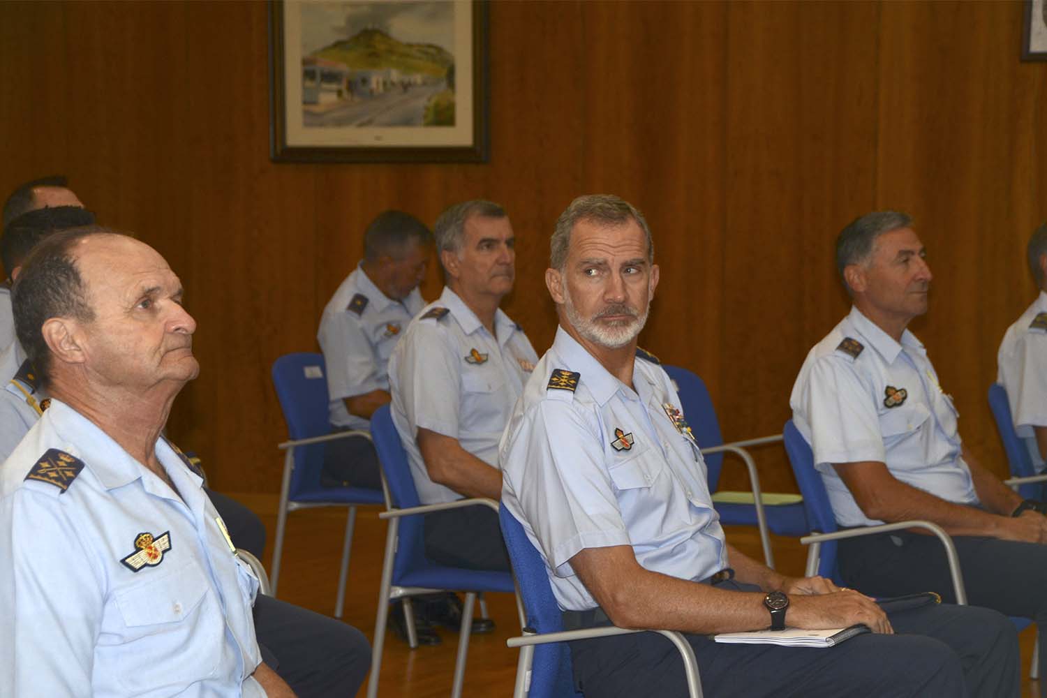 Felipe VI, acompañado del JEMA (a su derecha) y otros oficiales al inicio de uno de los briefing recibidos en Torrejón.