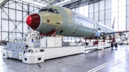 La cuarta y más moderna línea de montaje del A320 en Finkenwerder usa dos bahías dedicadas antes a instalar los interores de los A380.