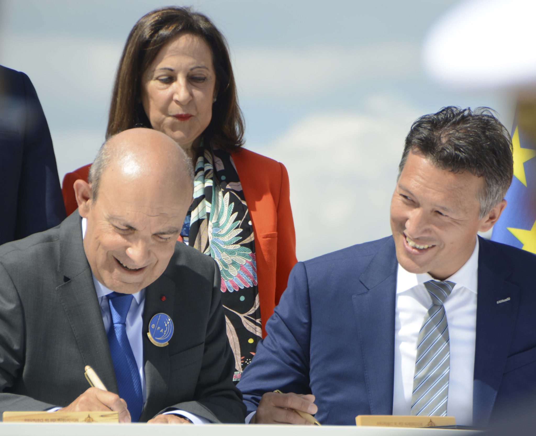 Firma en Le Bourget por parte de Eric Trapier de Dassault (izquierda) y Dirk Hoke de Airbus del acuerdo entre sus empresas para el desarrollo del FCAS. Entre ellos Margarita Robles, ministra de Defensa española.