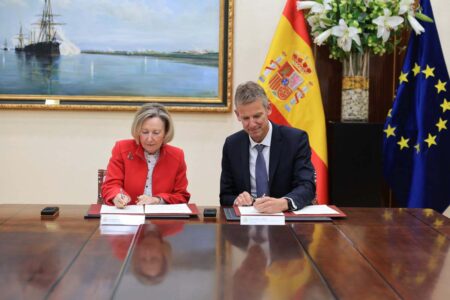 Firma del contrato de compra de los 16 C295.