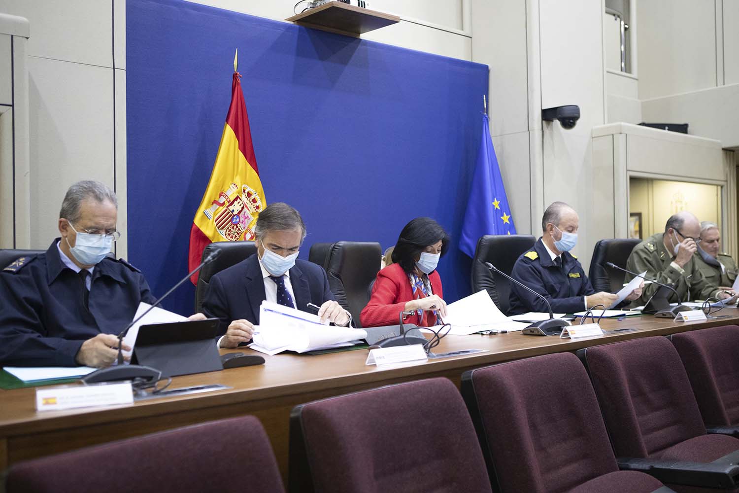 La secretaria de Estado de Defensa, Esperanza Casteleiro, durante la firma del acuerdo con sus homólogos, acampañada por Ignacio Mataix, de Indra (izquierda) y el almirante Santiago González, director general de Armamento y Material (derecha).