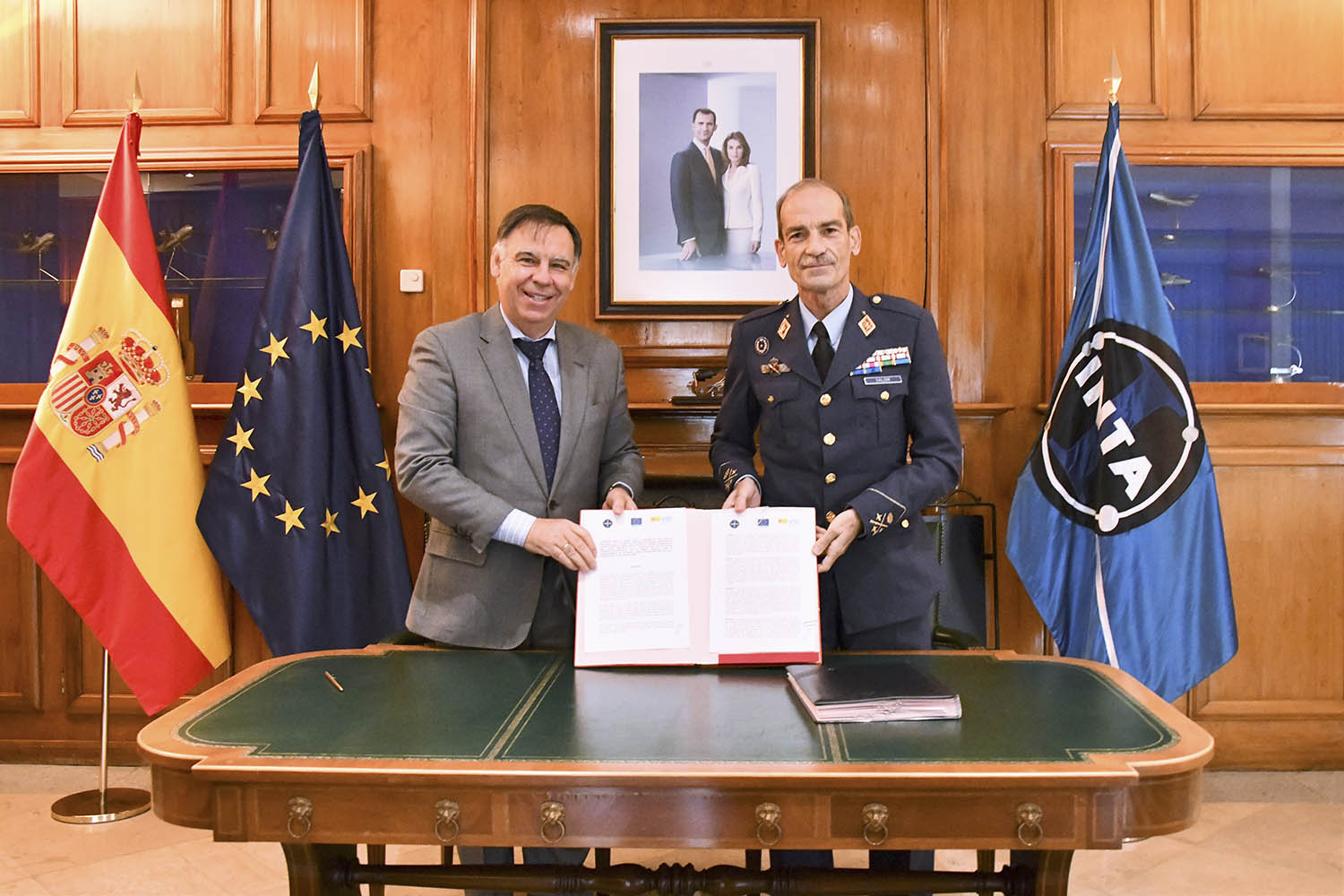 Javier Ponce y el general José María Salom tras la forma del acuerdo para la construcción del Centro de Ensayos de UAS (CEUS) en El Arenosillo.
