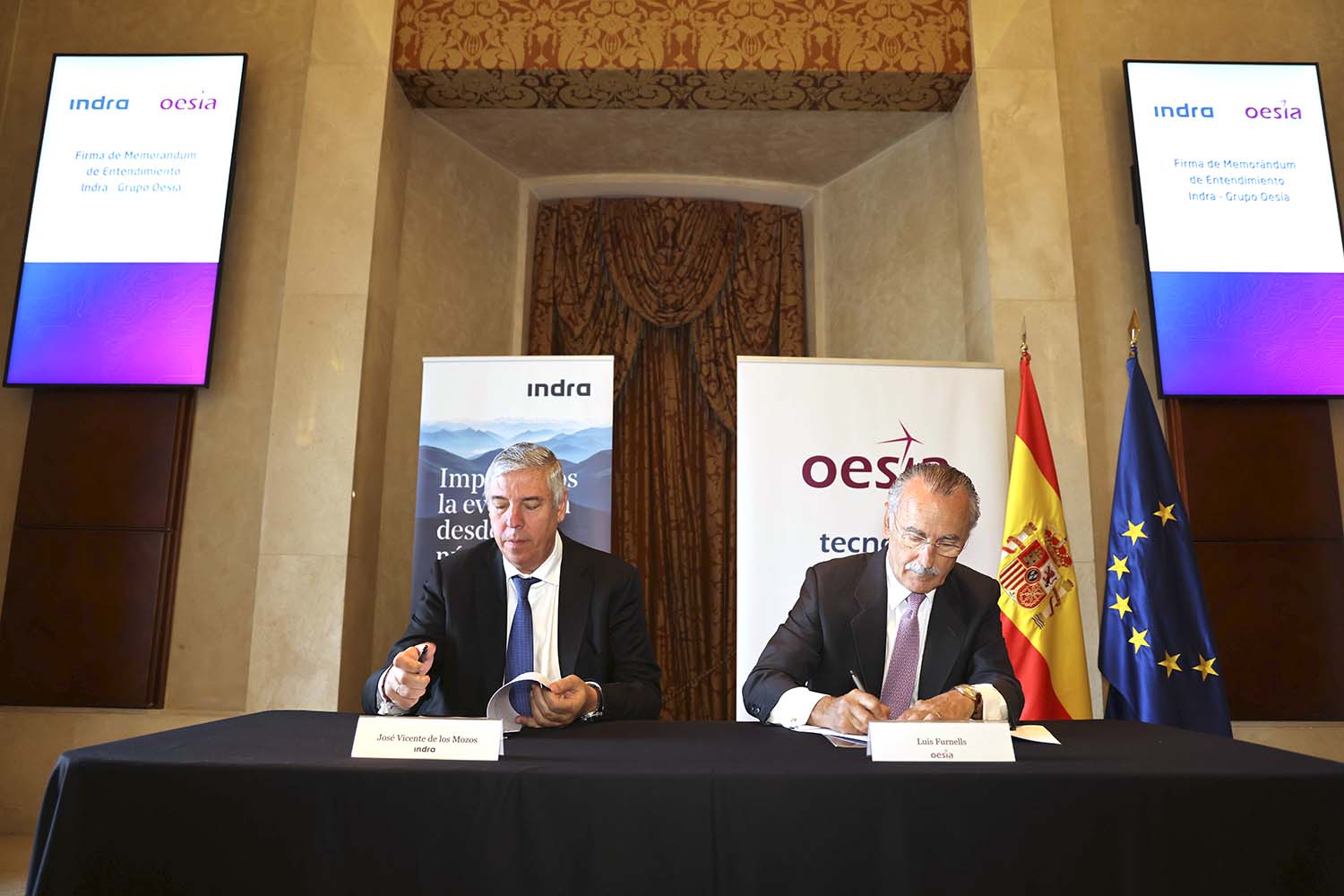 José Vicente de los Mozos y Luis Furnells firman el acuerdo entre Indra y Grupo Oesía.