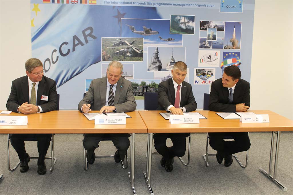 Firma del contrato de compra de los A330MRTT. De izquierda a derecha Peter Dohmen, director general de NSPA; Arturo Alfonso-Meiriño, director de OCCAR; Bernhard Brenner, vicepresidente de marketing y ventas de Airbus Defence & Space; y Didier Plantecoste, director de programas de aviones cisterna de Airbus Defence & Space.