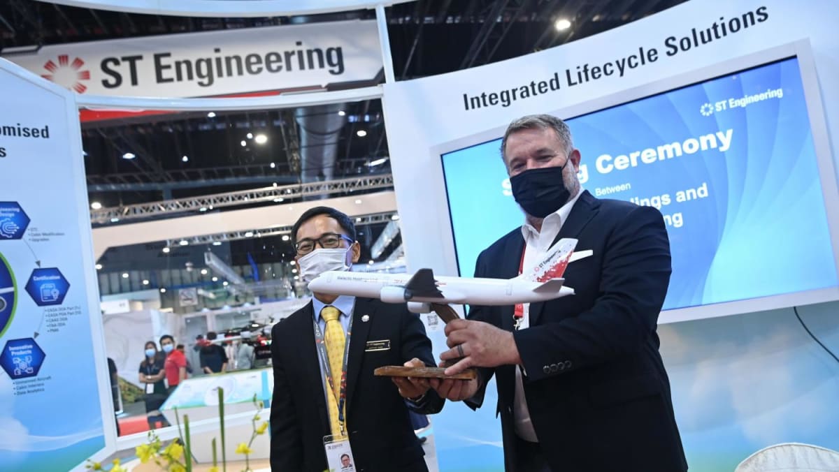 Jeffrey Lam, president de Commercial Aerospace de ST Engineering y Darrin Henry director de Galactic Holding tras la firma del acuerdo.