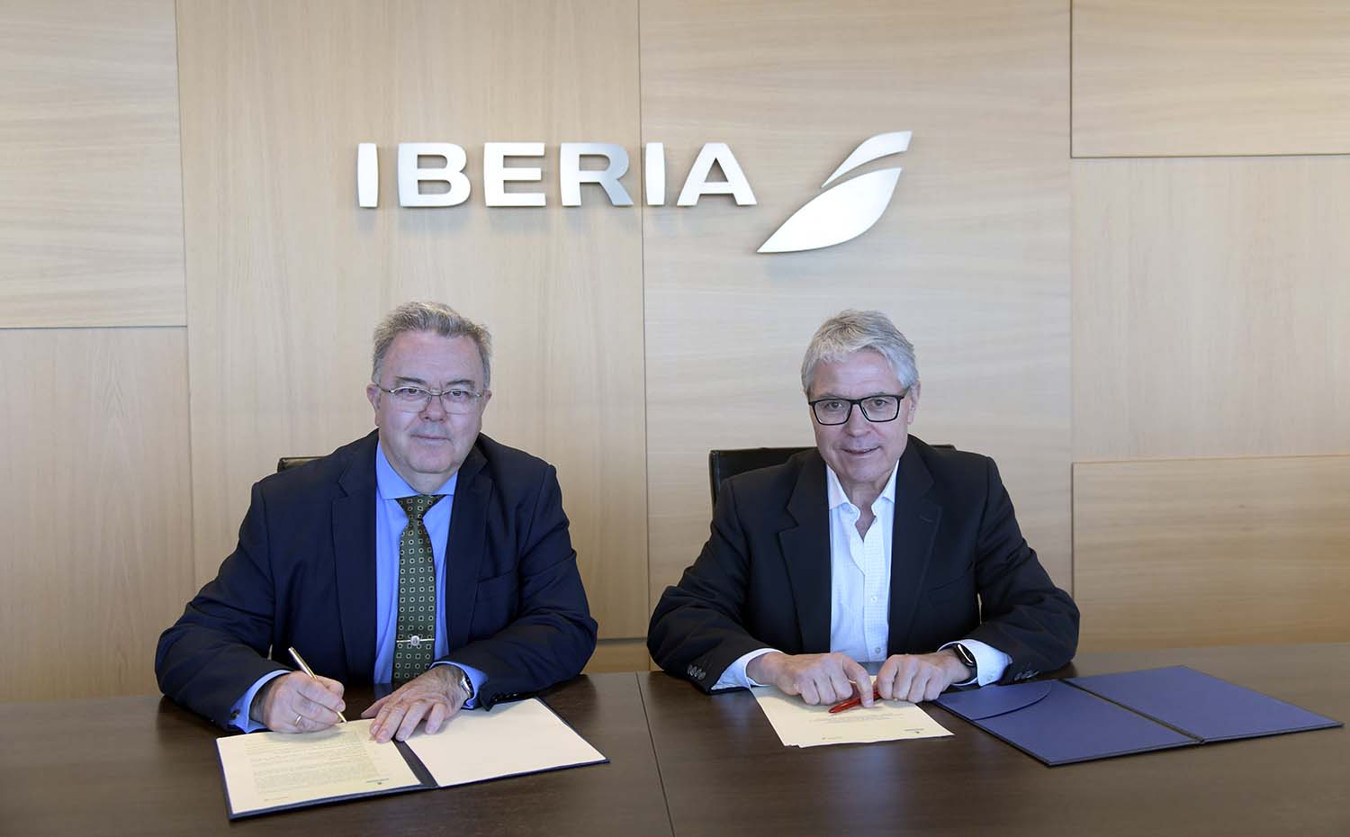 Guillermo Cisneros, rector de la UPM, y Agustín González Hermosilla, director de Personas de Iberia.