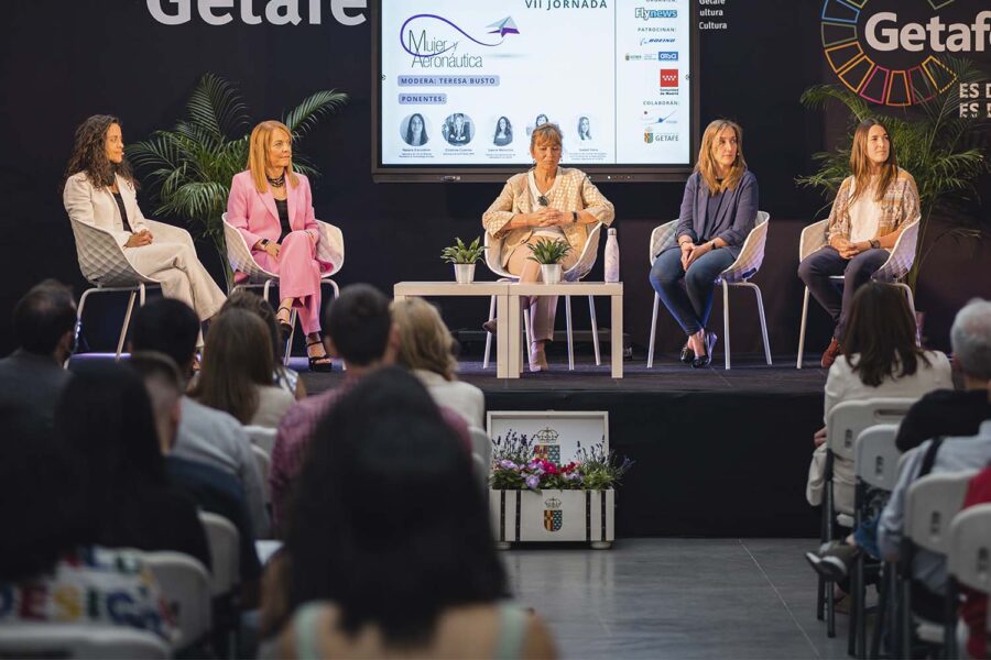 Lleno total del aforo de la VII Jornada Mujr y Aeronáutica.
