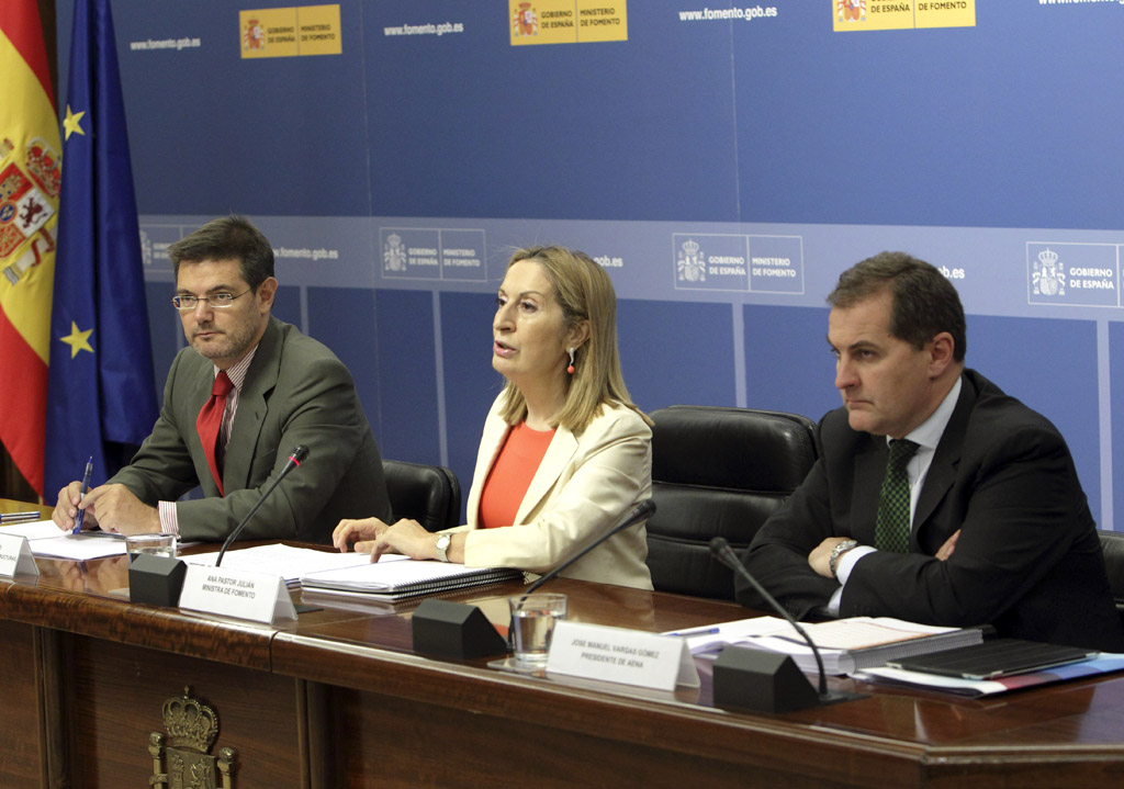 El secretario de Estado de Infraestructuras, Transporte y Vivienda, Rafael Catalá, la ministra de Fomento Ana Pastor y el presidente de AENA, José Manuel Vargas