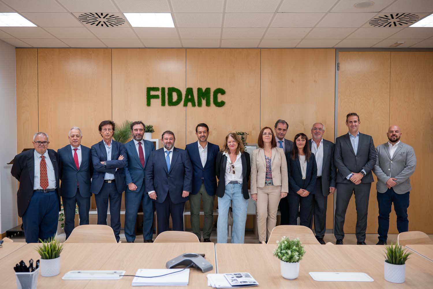 Los participantes en nuestro foro junto al equipo de Fly News y Ernesto González, director general de FIDAMC.