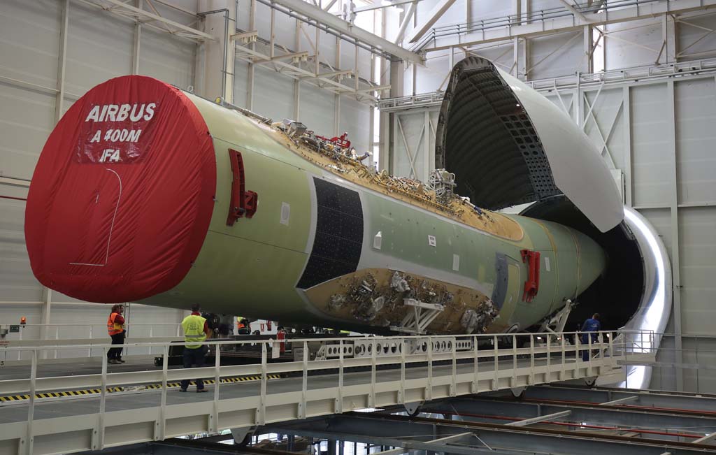 Descarga en la FAL en Sevilla del fuselaje del primer A400M para el Ejército del Aire español.