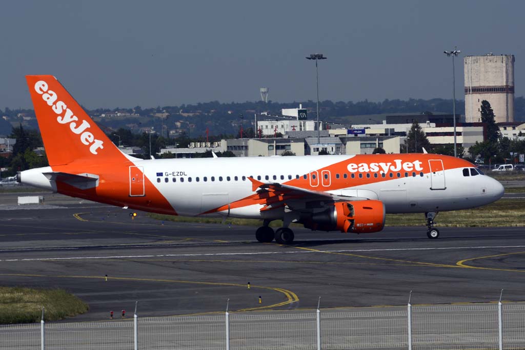 Airbus A19 de Easyjet con los nuevos colores de la aerolínea.