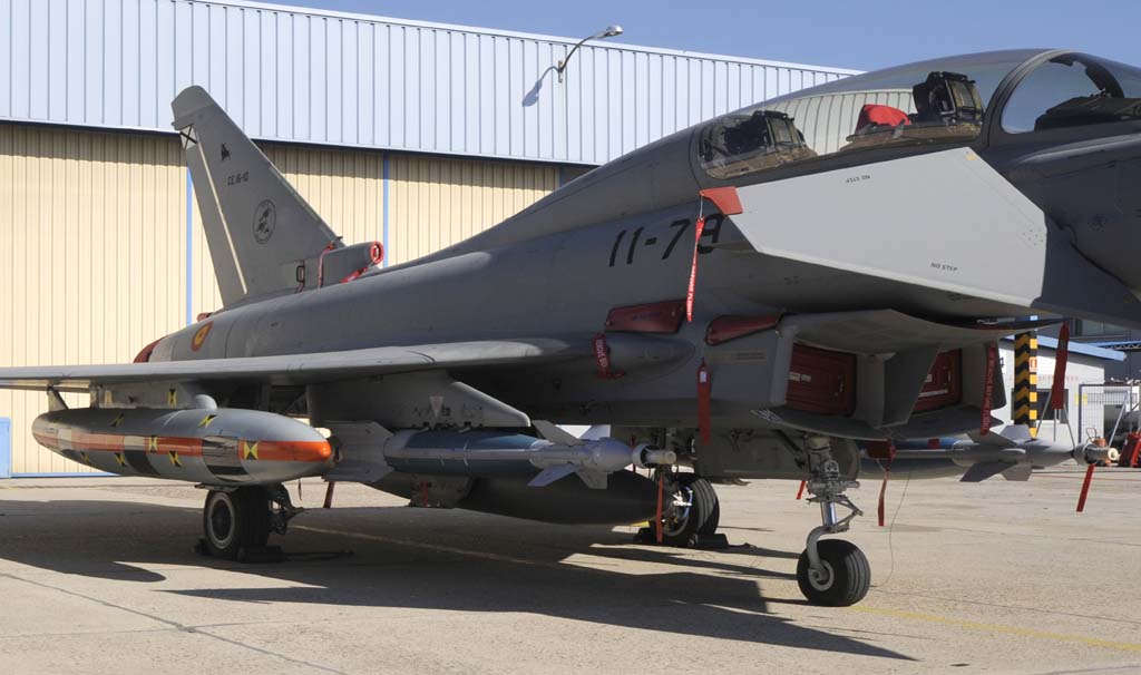 Detalle de la GBU-48 bajo el ala izquierda. El pod con la banda naranja y las marcas de calibración contiene cámaras para filmar la bomba en vuelo.