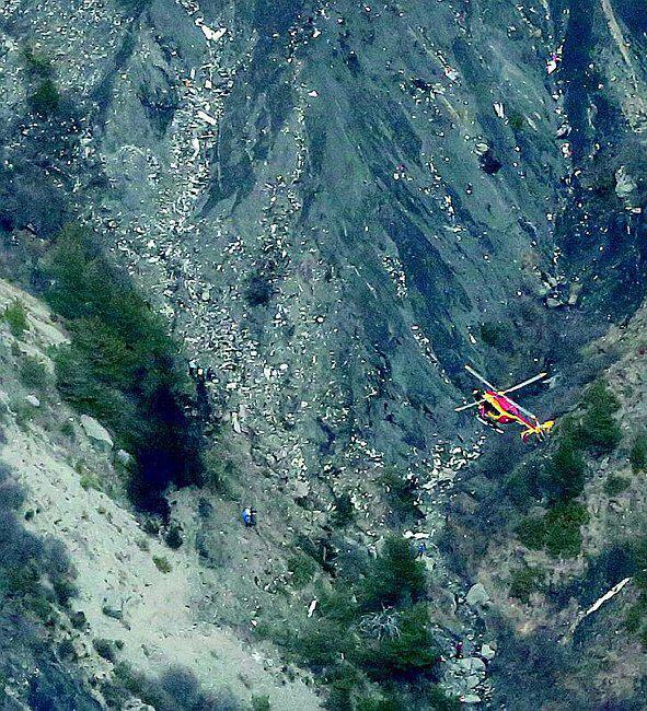 Los helicópteros franceses sobre los restos del A320 de Germanwings