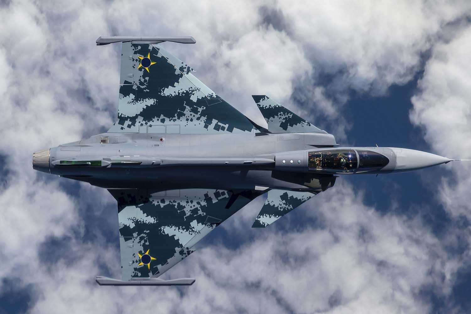 El primer Saab Gripen E para Brasil durante uno de sus vuelos de prueba.