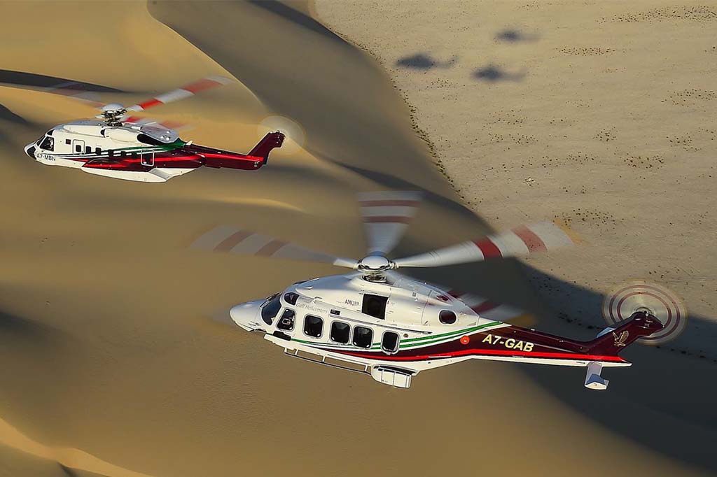 Un S-92 (arriba) y un AW189 de Gulf Helicopters en vuelo.