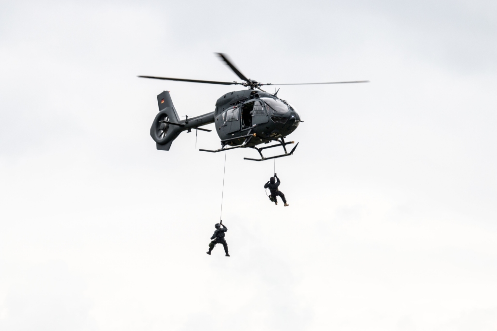 Pruebas del sistema de rappel desde el nuevo H145M del Ejército alemán.