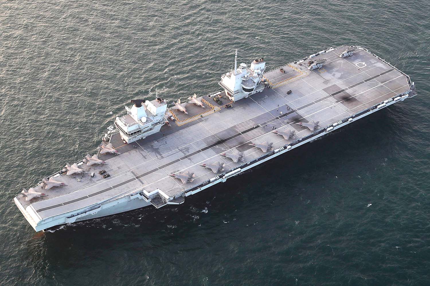 El portaviones británico HMS Queen Elizabeth con 14 F-35B y dos Merlin Mk2 a bordo.