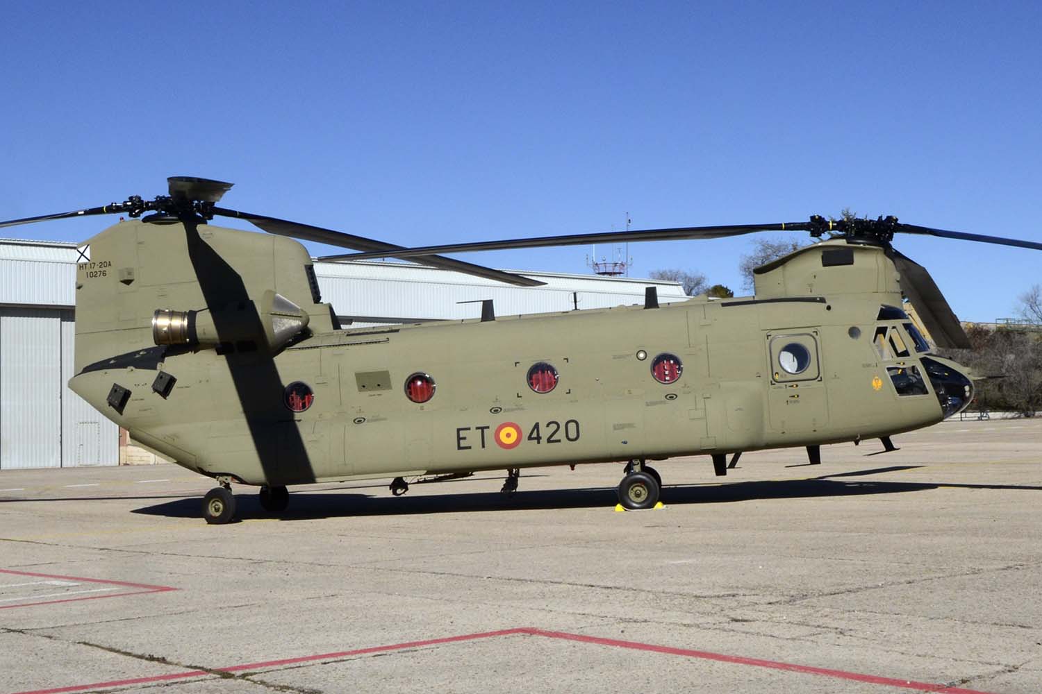 El primer Boeing CH-47-F en la plataforma de la base Coronel Maté en Colmenar Viejo.