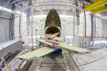 Carga en Getafe en un Beluga del primer estabilizador horizontal para el Beluga XL.