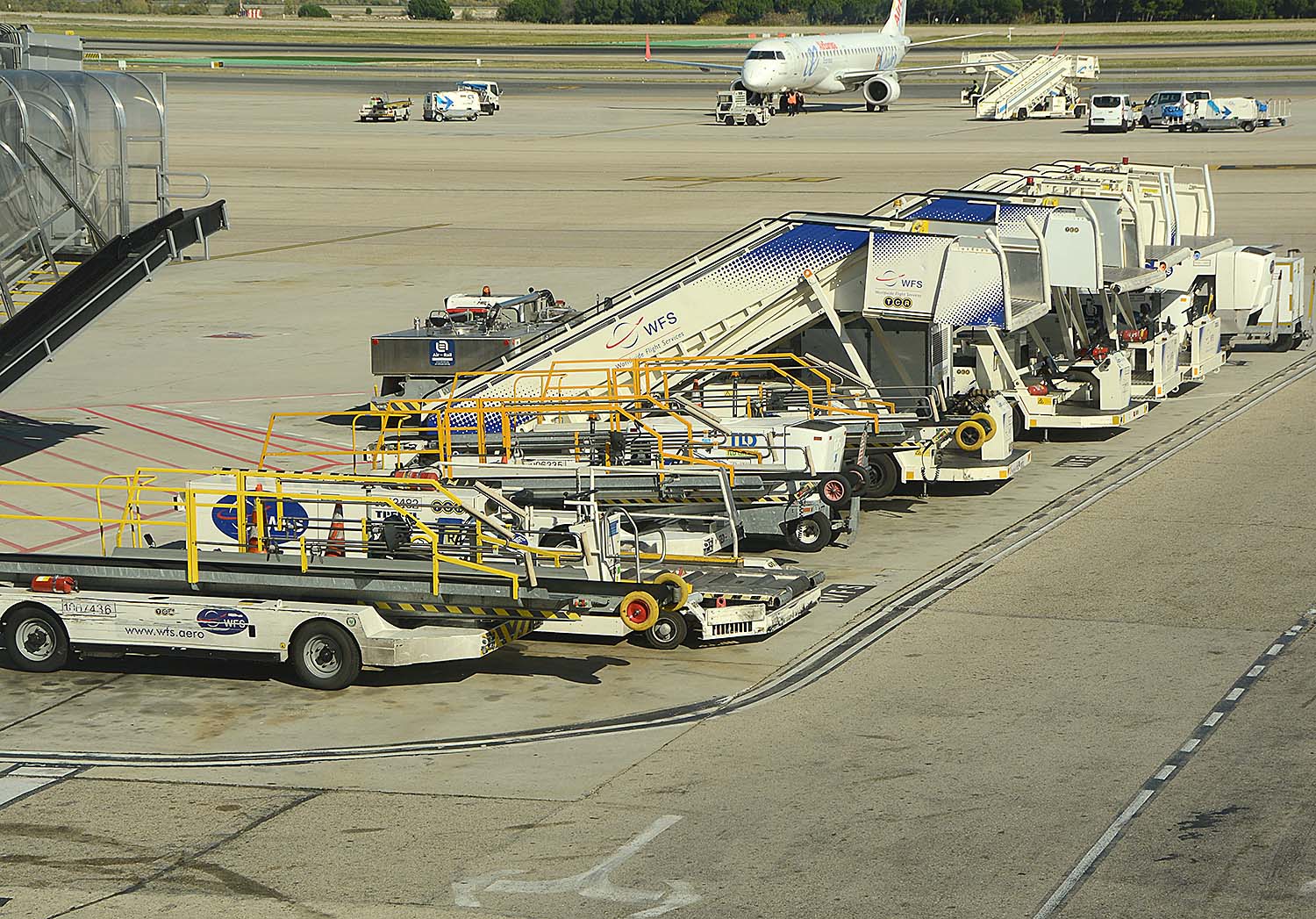 Equipos de handling en el aeropuerto de Madrid barajas.