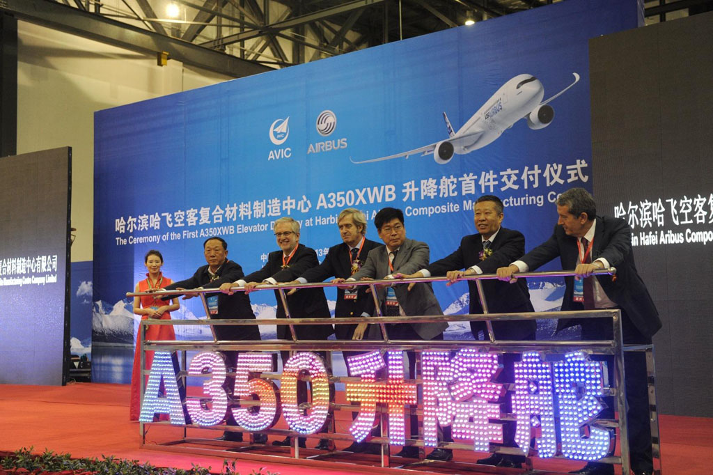 Ceremonia de entrega de los primeros elevadores de A350 hechos en China.