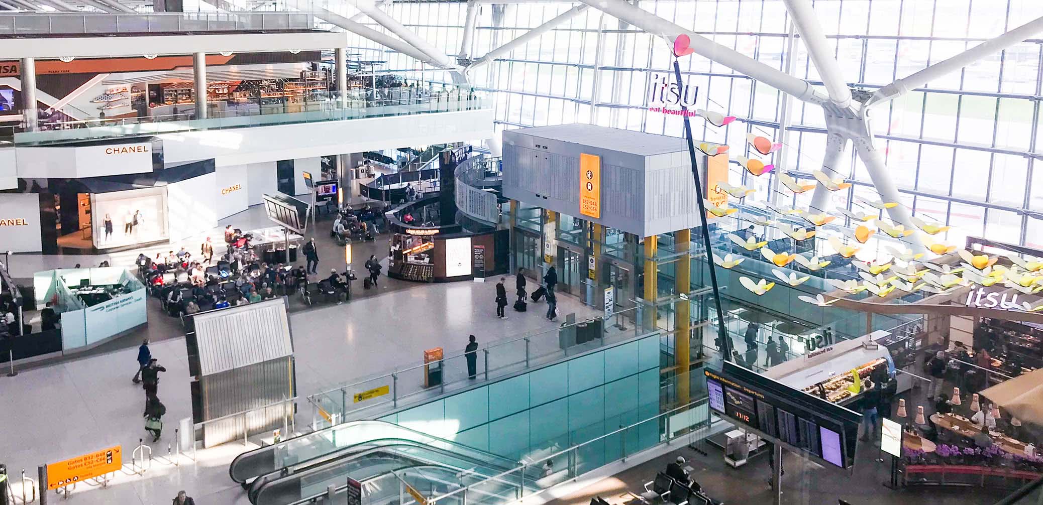La zona comercial y de restaurantes en el preembarque de la T5 del aeropuerto de Londres Heathrow en tiempos más felices antes del COVID-19.