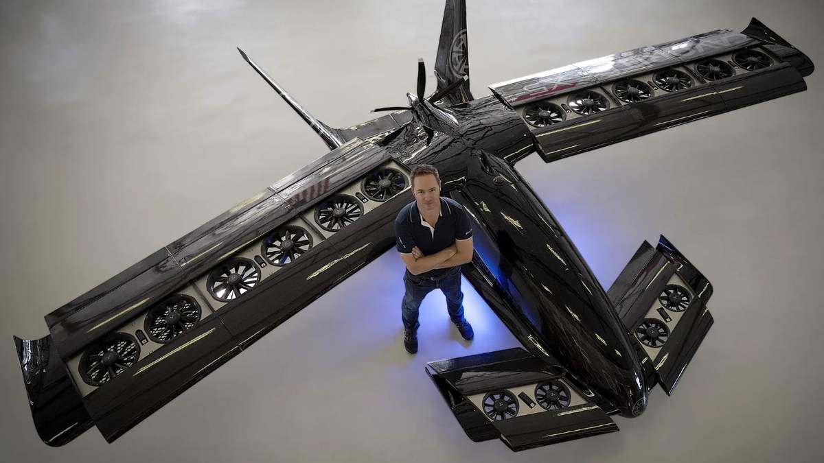 Brandon Robinson junto al prototipo a escala del CAvorite X5.