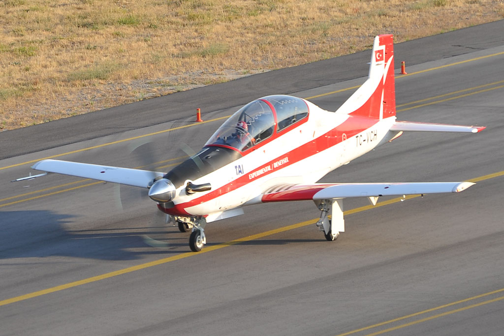 Primer vuelo del TAI Hurkus