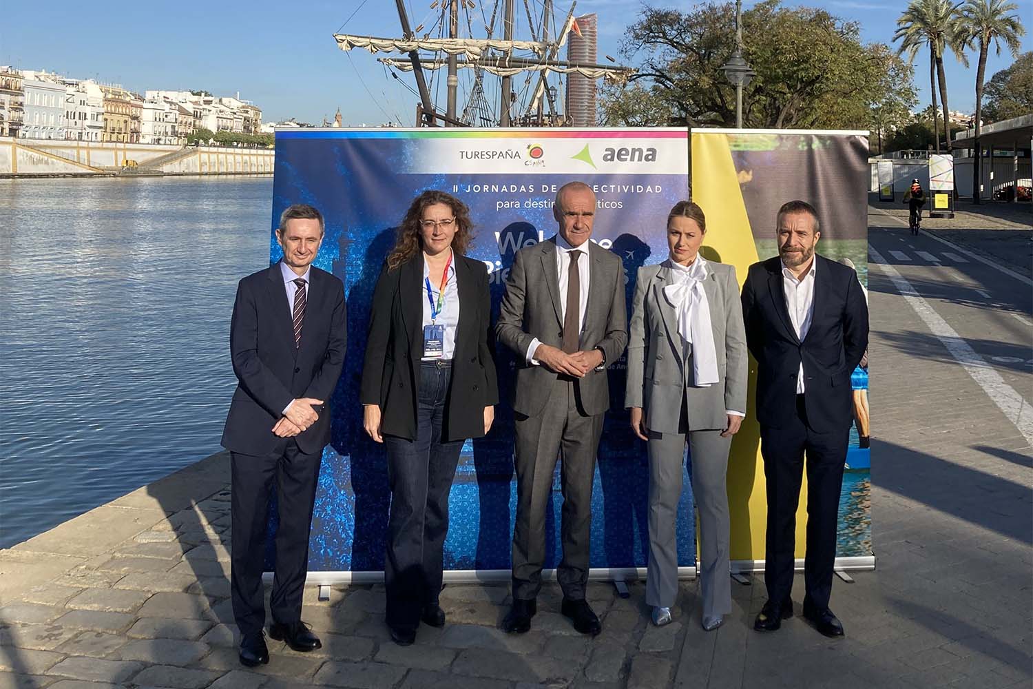 El alcalde de Sevilla junto a varios de los ponentes de la jornada.