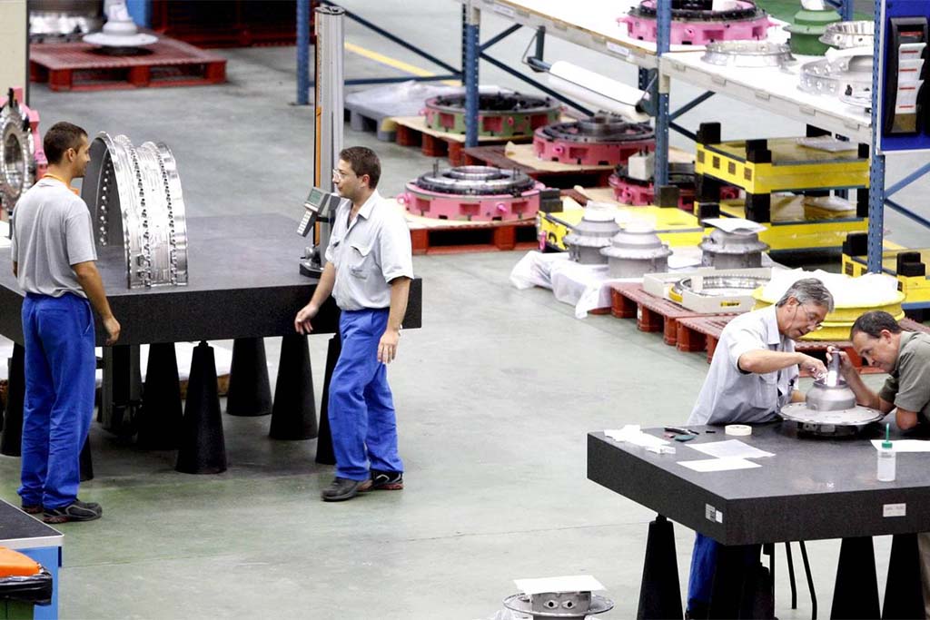 Trabajadores de la división de mantenimiento de motores de ITP Aero.Trabajadores de la división de mantenimiento de motores de ITP Aero.