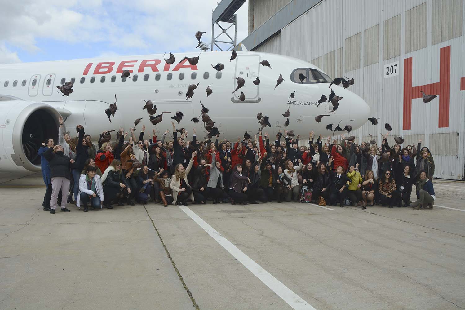 Más de 100 empleadas de Iberia celebrando el bautismo del nuevo A320neo, Amelia Earhart.