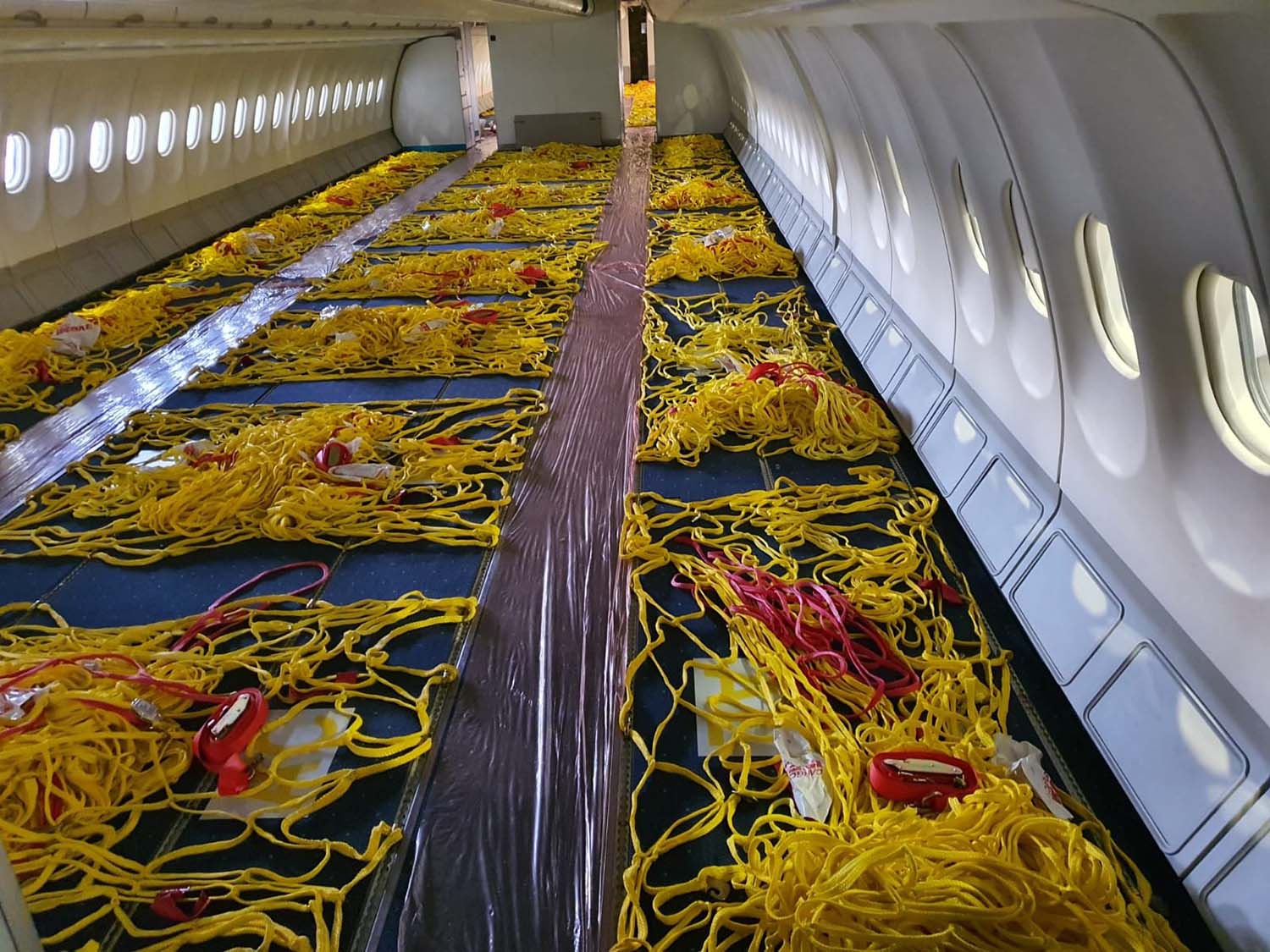Cabina de pasaje del Airbus A330 EC-LXK de Iberia una vez convertido en carguero.